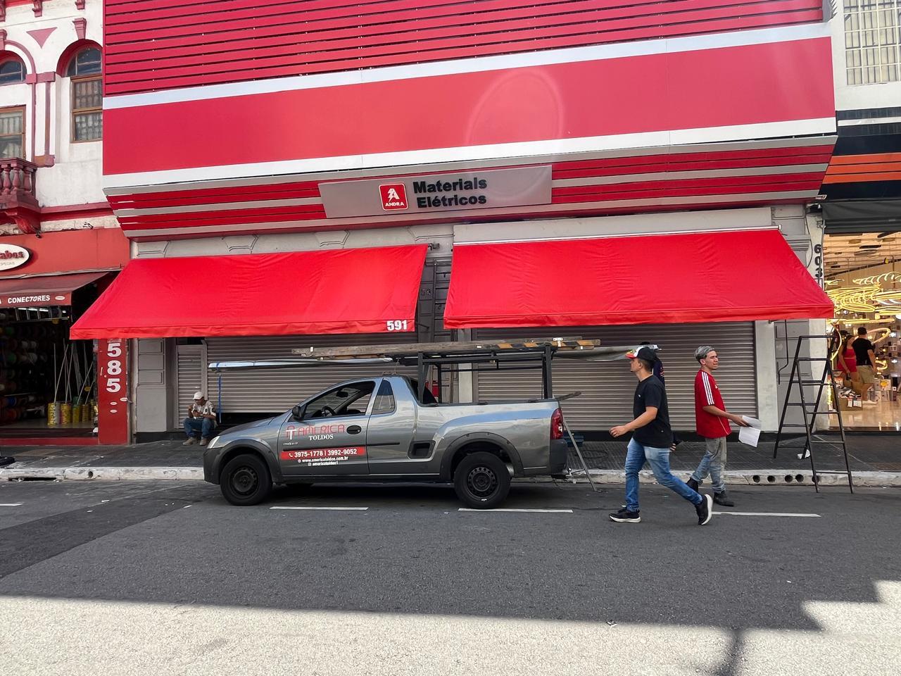 Toldo retrátil moderno